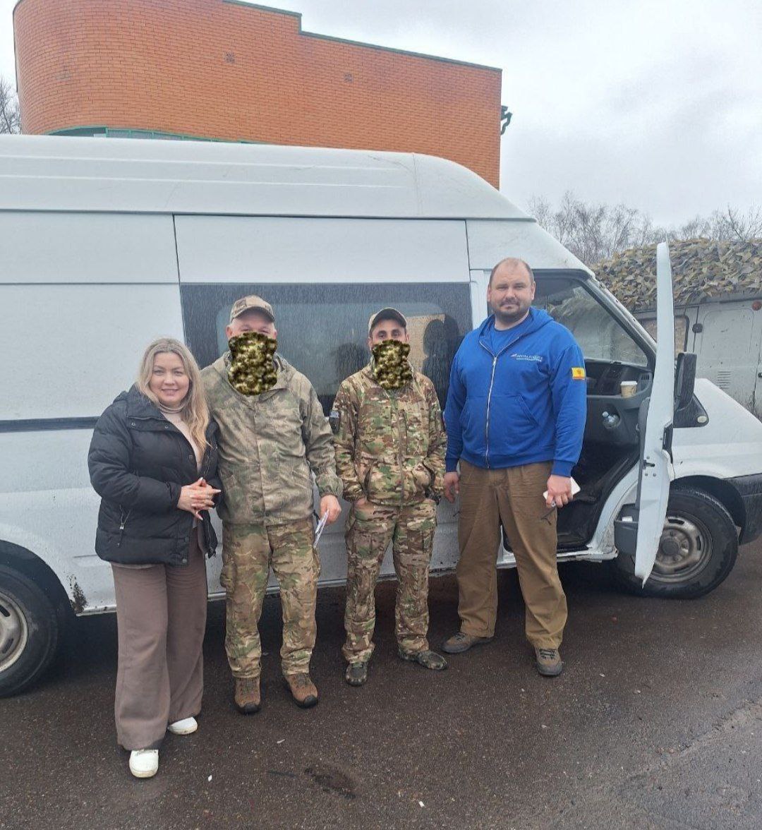 Кадры передачи очередной партии гуманитарного груза.