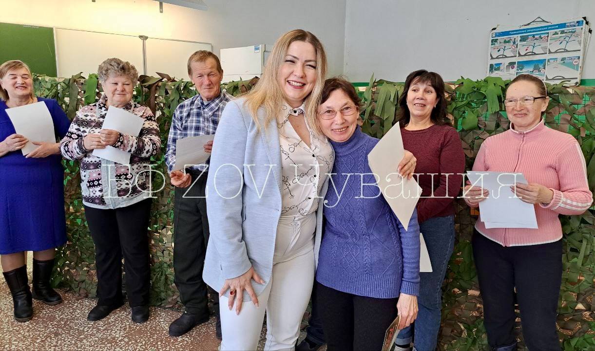 На фото волонтерский центр ЗОВ Чувашия - Сосновка и его участницы.